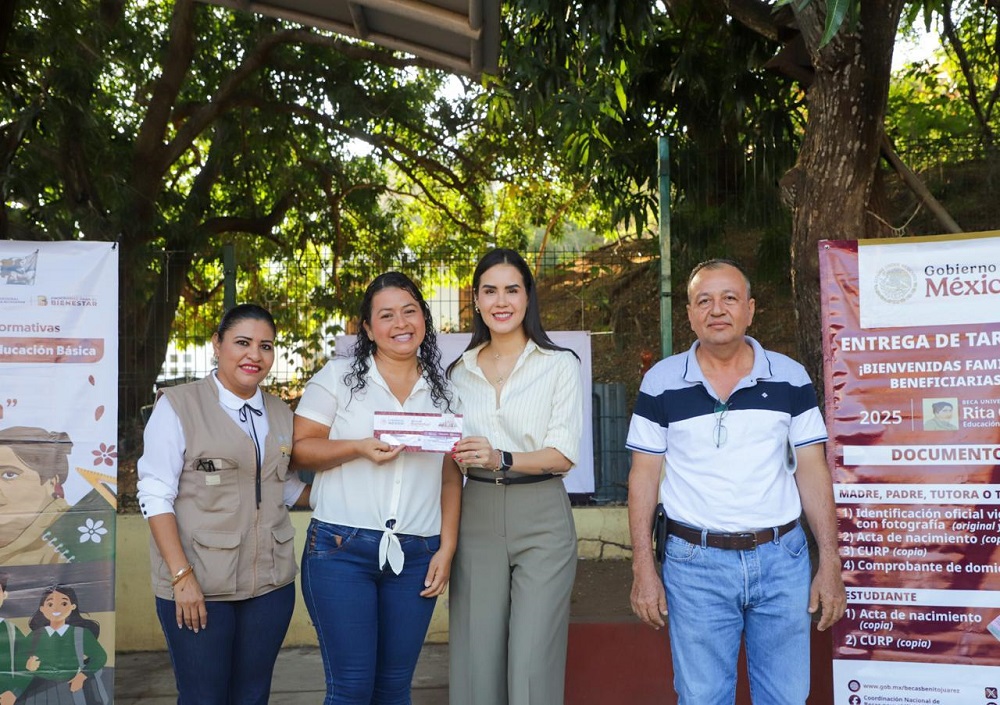 En México, Colima y Manzanillo, la educación es una prioridad: Rosi Bayardo en entrega de tarjetas Beca Rita Cetina