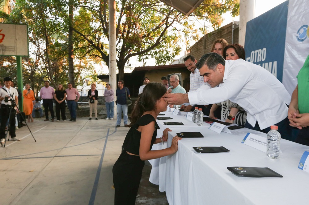 Entrega Riult Rivera lentes graduados a niñas y niños de la Casa Hogar del Niño Colimense, como parte del programa «Otra Mirada por Ti»
