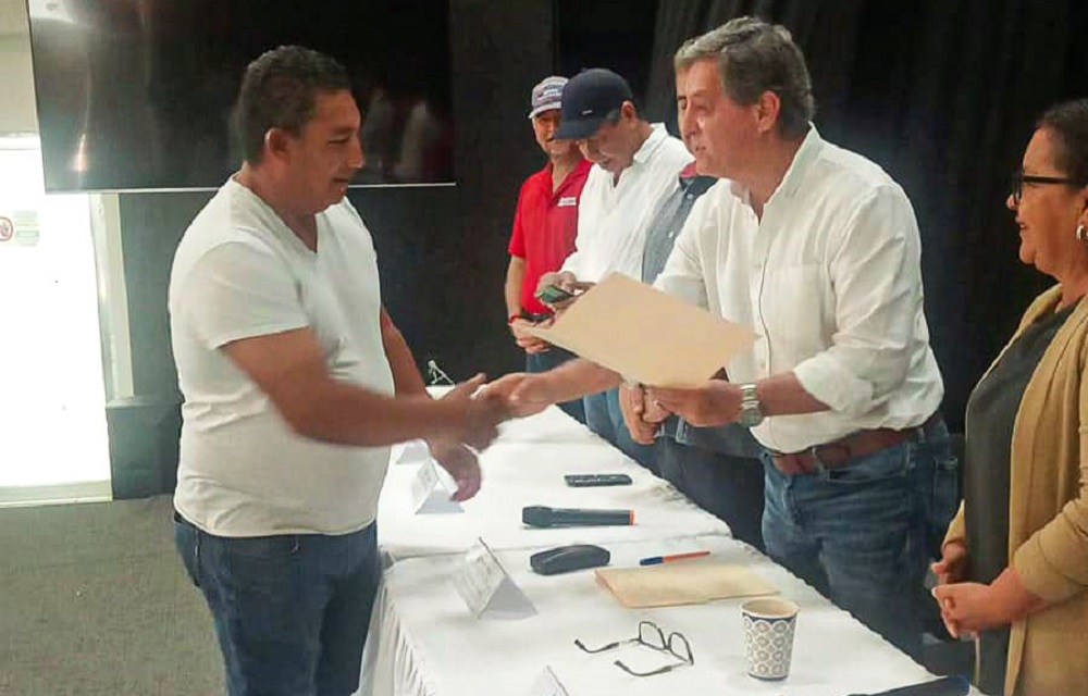 Gobernadora Indira Vizcaíno cumple a pescadores entrega de apoyos para adquirir motores fuera de borda