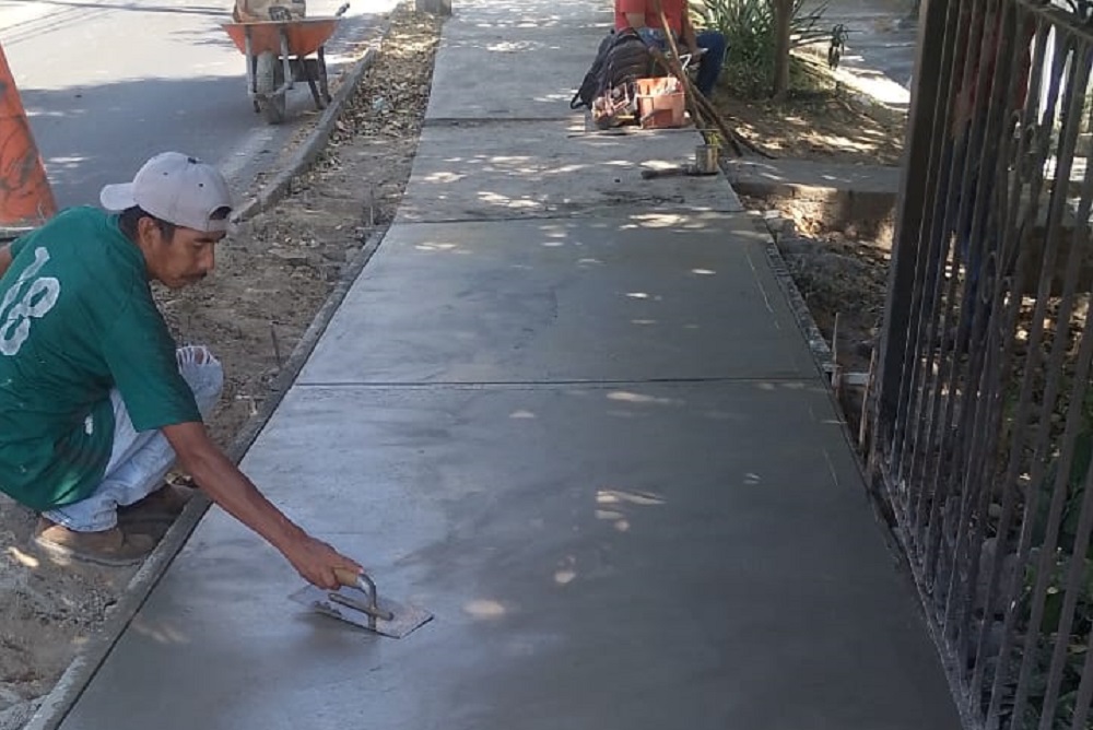 Cumple VdeA al colocar banquetas en avenida Prolongación Hidalgo