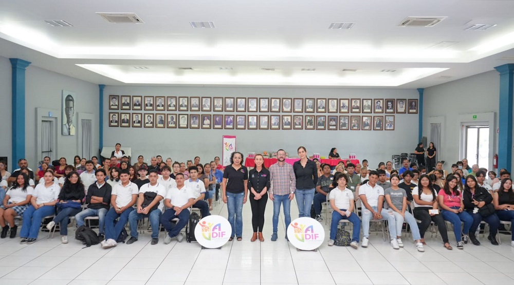 Entrega Tey Gutiérrez primeras 72 becas de transporte urbano