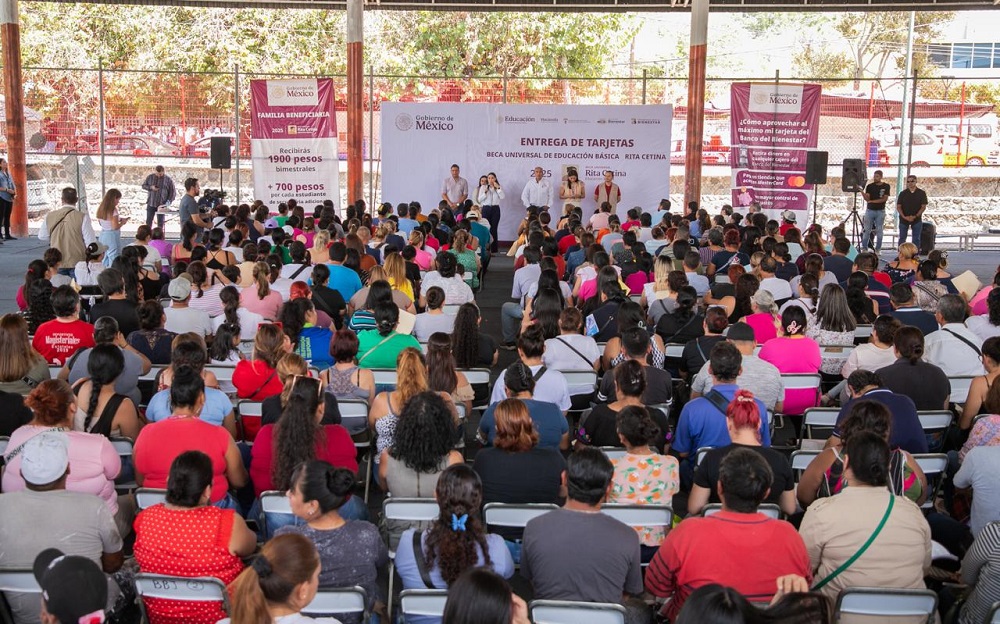 Indira: entrega de becas de Gobiernos de México y Colima fortalecen el combate a la deserción escolar