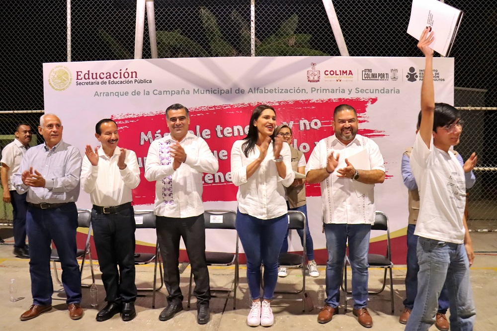 Riult Rivera firma convenio con el IEEA para apoyar en la alfabetización de los adultos en el municipio de Colima