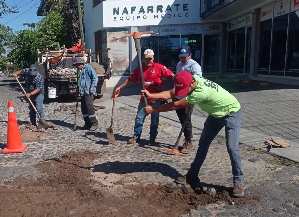 Realizan mantenimiento correctivo en la calle Cruz Campos de la colonia El Diezmo