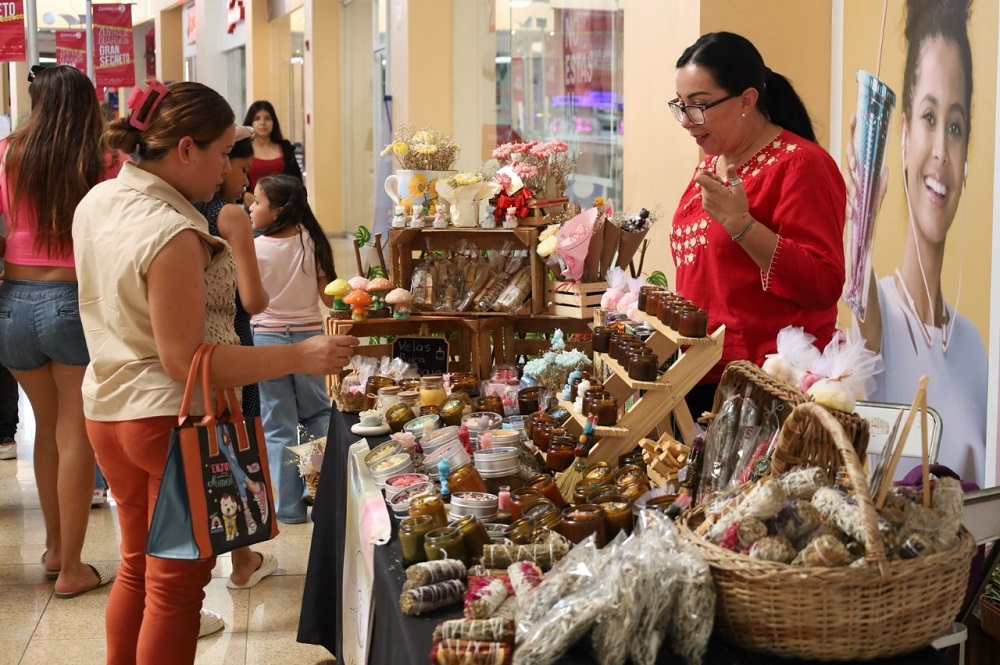 Más de 50 personas vendieron sus productos en el ‘Mercadito Artesanal Colima 2025’