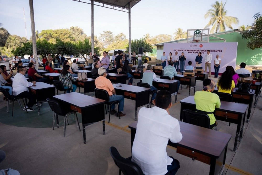 Indira Vizcaíno entrega mobiliario a docentes del municipio de Manzanillo