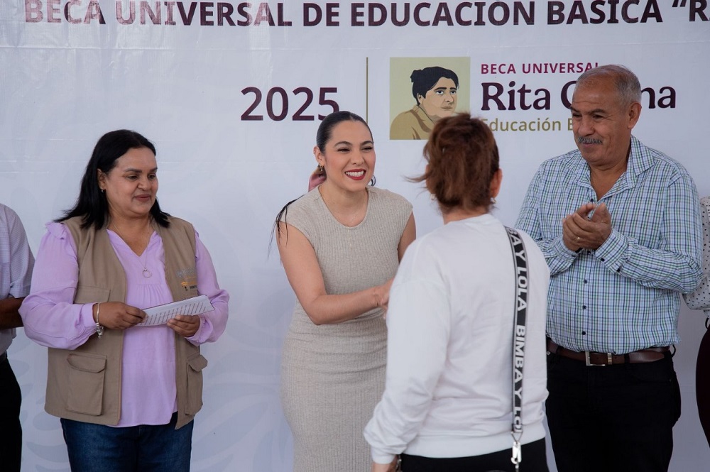 Avanza en Colima la dispersión de tarjetas de Beca ‘Rita Cetina’; Indira acompaña entrega en La Villa