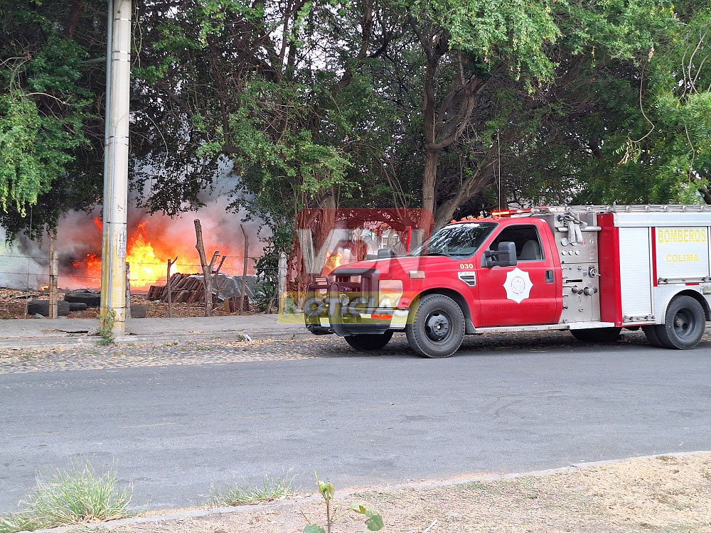 Se incendia llantera de Prados del Sur, en Colima, no se reportan lesionados