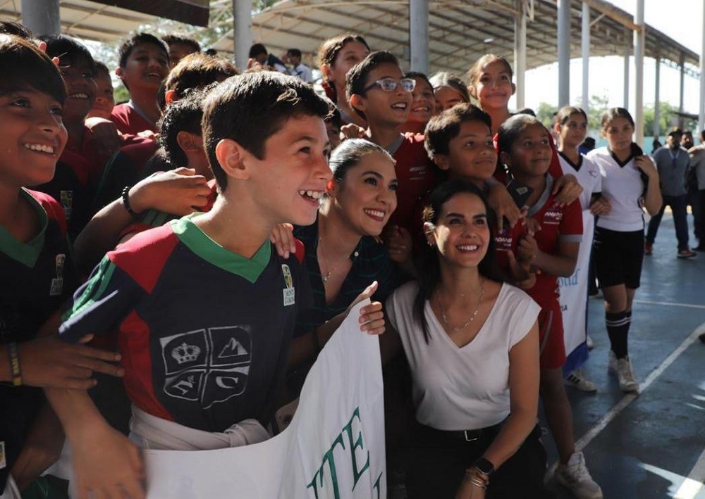 Rosi Bayardo participa en inauguración de los Juegos Deportivos Escolares de Educación Básica en Manzanillo
