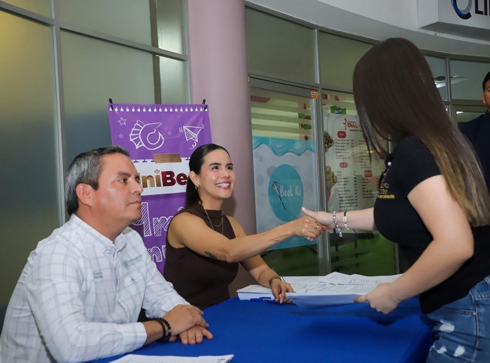 Rosi Bayardo supervisa módulos de UniBeca en el municipio de Colima
