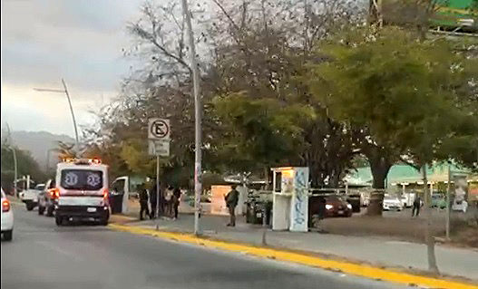En agresión a balazos, en el estacionamiento de Bodega Aurrera en Salagua, un hombre muere y otro más queda lesionado grave