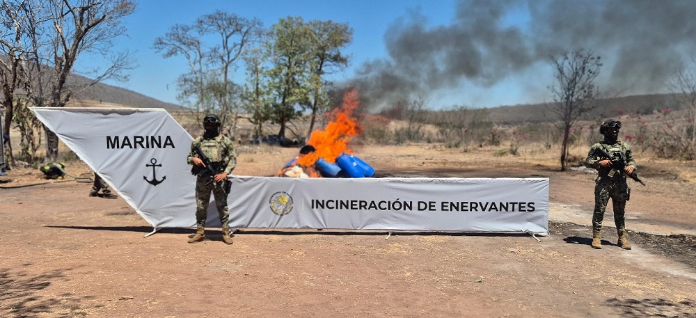 SEMAR y FGR incineran diversos estupefacientes en Manzanillo