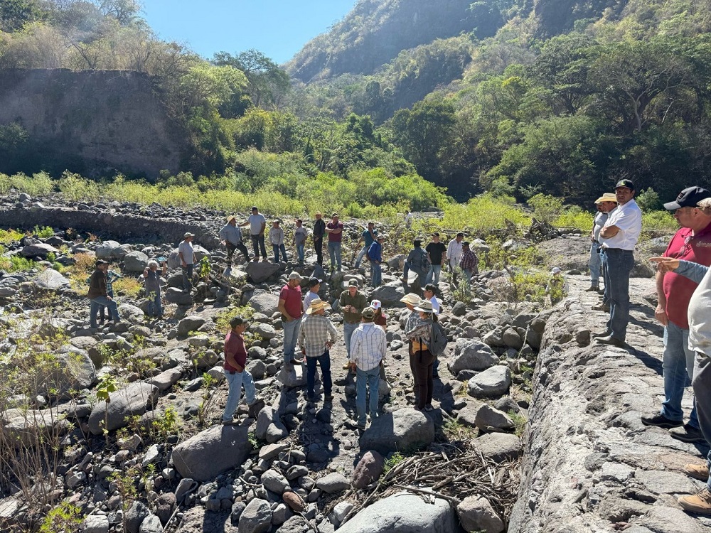 Subseder y Conagua analizan rehabilitación de muro derivador de agua en Comala