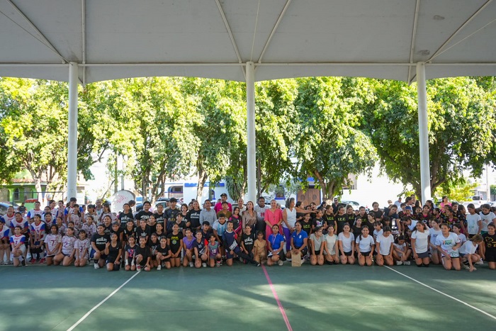 Inaugura Tey la Liga Infantil de voleibol, en Villas de San José