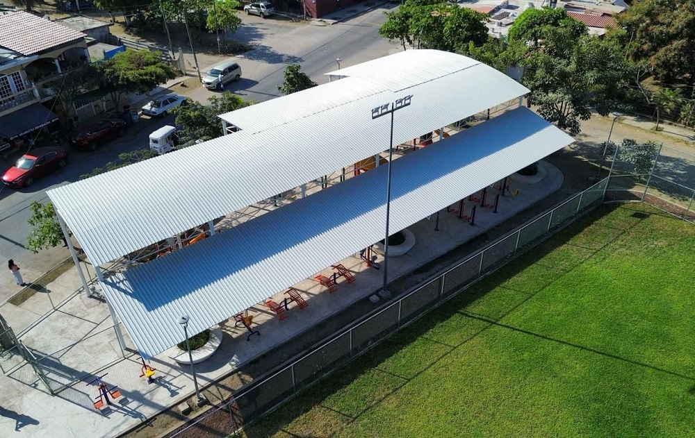 Rosi Bayardo cumple con las familias de Lomas de Santiago con techumbre en área de juegos