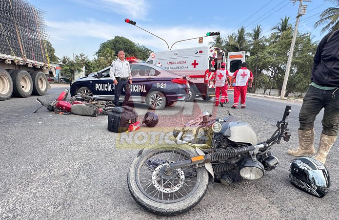 En Tecomán, dos motociclistas resultan lesionados, tras choque