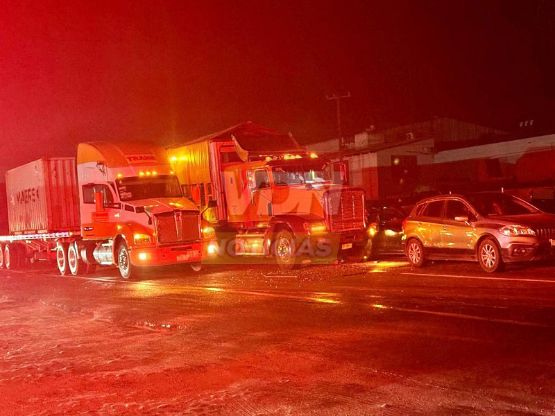 Choque múltiple en la autopista Armería-Tecomán deja seis lesionados y cuantiosos daños materiales