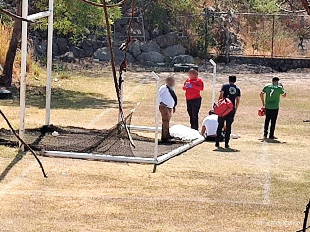 Muere menor mientras jugaba fútbol en VdeA, le cayó la portería encima
