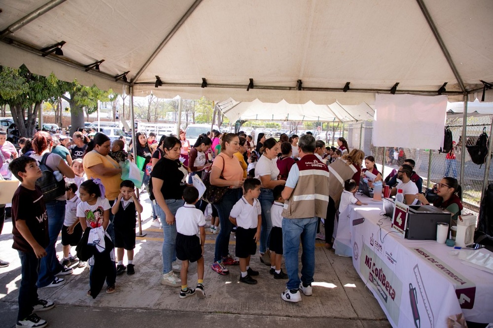 Más de mil 700 estudiantes en Coquimatlán reciben este jueves Mi ColiBeca para Empezar