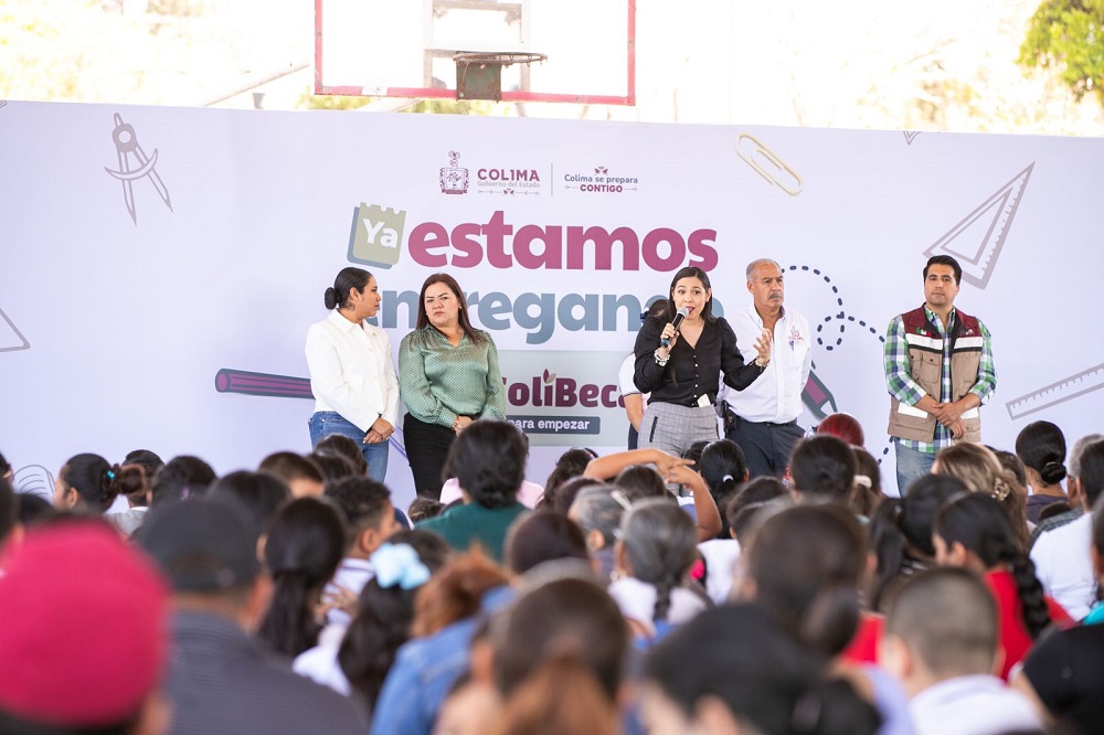 Gobernadora de Colima entregó Mi ColiBeca para Empezar a 418 estudiantes de Quesería