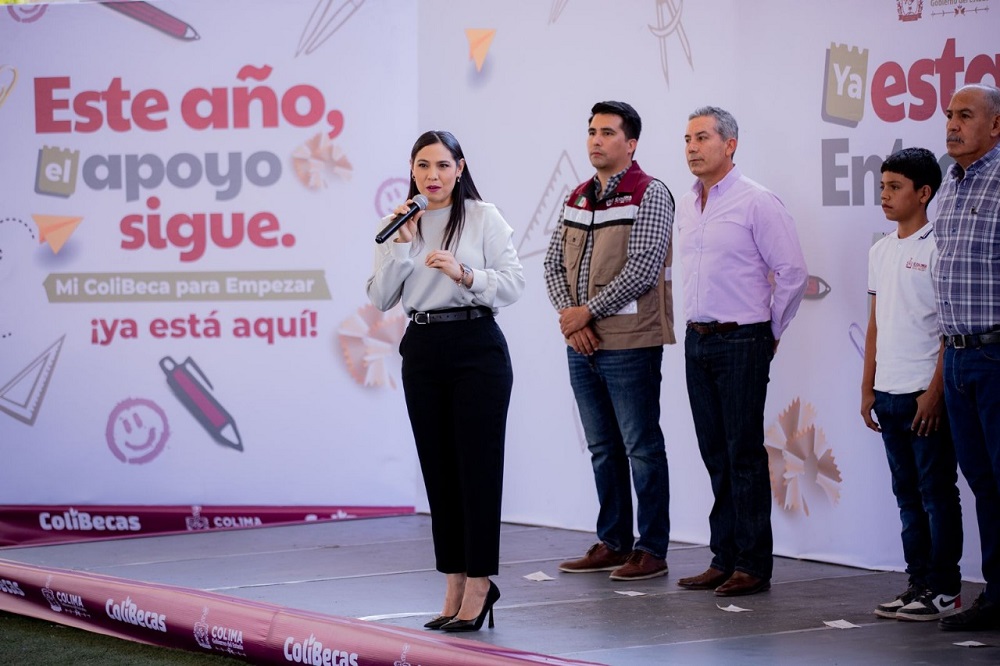 Más de mil 160 estudiantes de Minatitlán reciben Mi  ColiBeca para Empezar del Gobierno de Colima, este martes