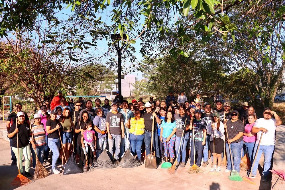 Ayuntamiento de Colima realizan brigada de limpieza y mantenimiento en el jardín lineal del Rincón del Colibrí