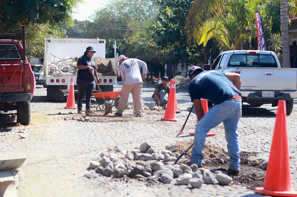Ayuntamiento de Colima realiza trabajos de reparación de empedrado en El Chanal