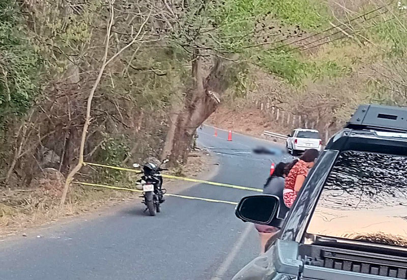 Muere motociclista al impactarse contra un vehículo en la carretera rumbo a La Caja, en Comala
