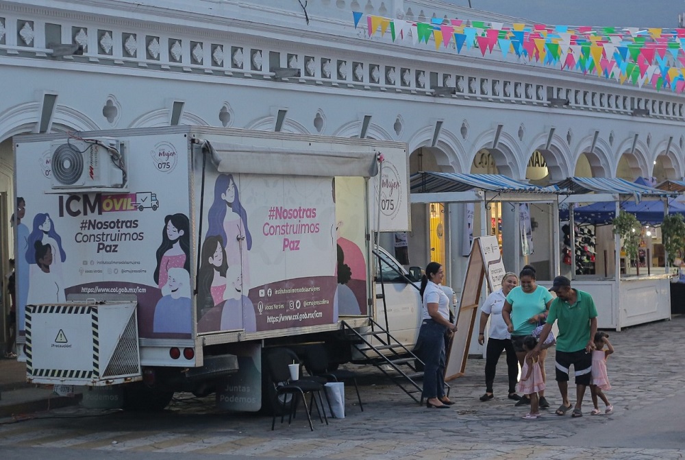 Instituto Colimense de las Mujeres brinda asistencia comunitaria a través de unidad móvil
