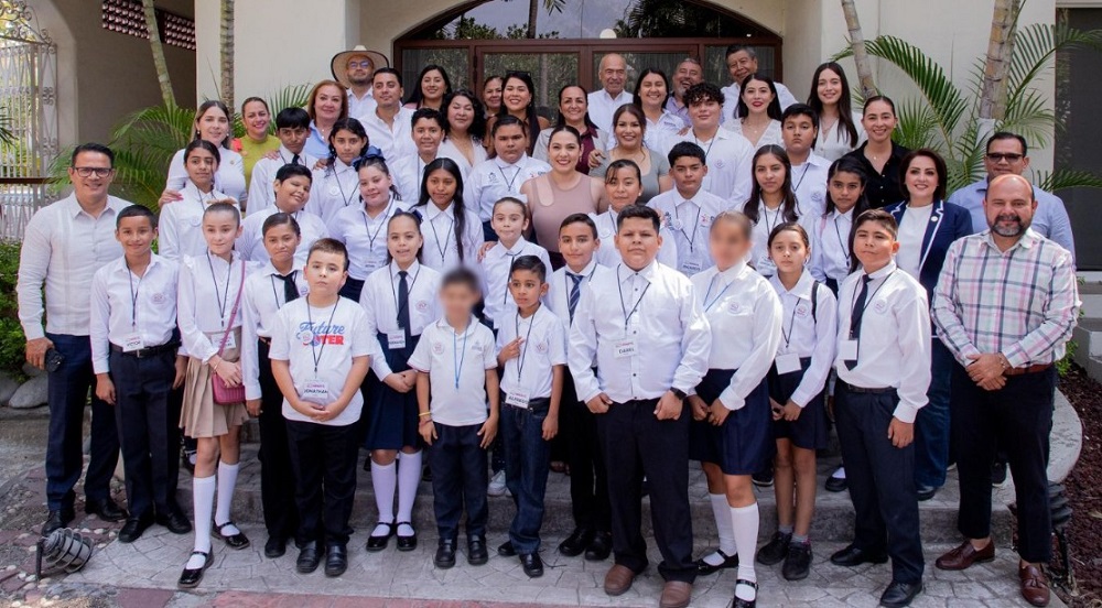 Indira Vizcaíno convive con niñas, niños y adolescentes del Congreso Infantil 2025