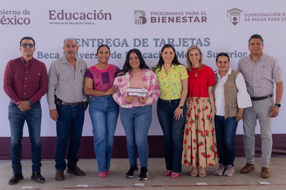 Indira: Colima el único estado en el que tenemos becados a todos los estudiantes desde preescolar hasta preparatoria