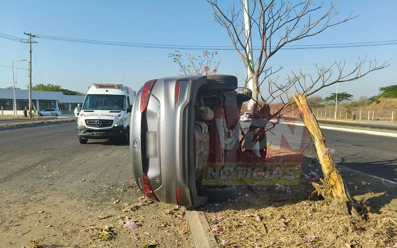 Vuelca vehículo cerca del Hospital Materno Infantil, en VdeA, su conductora resultó con lesiones moderadas