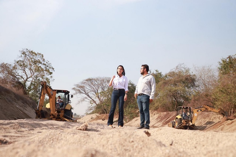 Rosi Bayardo anuncia desazolve en 16 puntos de clave de canales y arroyos de Manzanillo