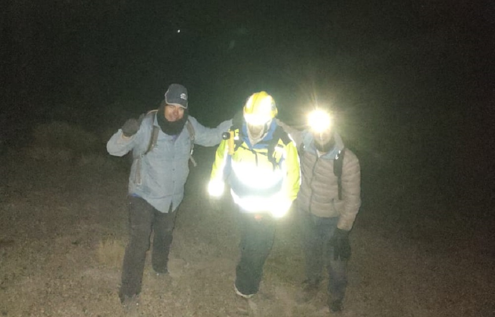 Durante esta madrugada, personal de PC Ciudad Guzmán rescatan a dos excursionistas de Yucatán, extraviados en el Nevado de Colima