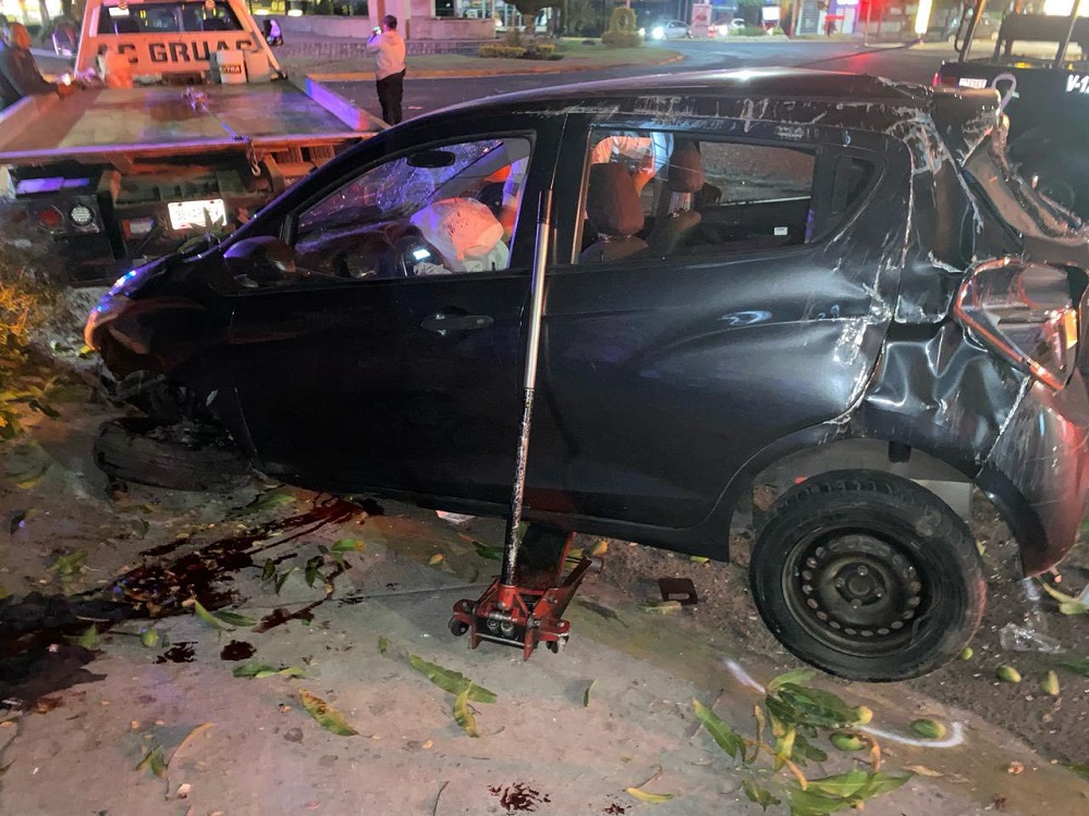 Durante la madrugada, hombre resulta gravemente lesionado en fuerte accidente en la glorieta de la Diosa del Agua, en VdeA