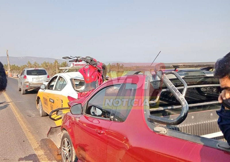 Grave motociclista involucrado en choque múltiple en la autopista a la altura del puente del río Armería