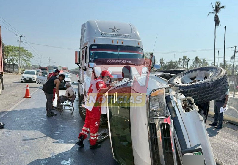 Dos lesionados deja choque entre tráiler y camioneta frente a la Ermita de la Virgen de la Candelaria, en Tecomán