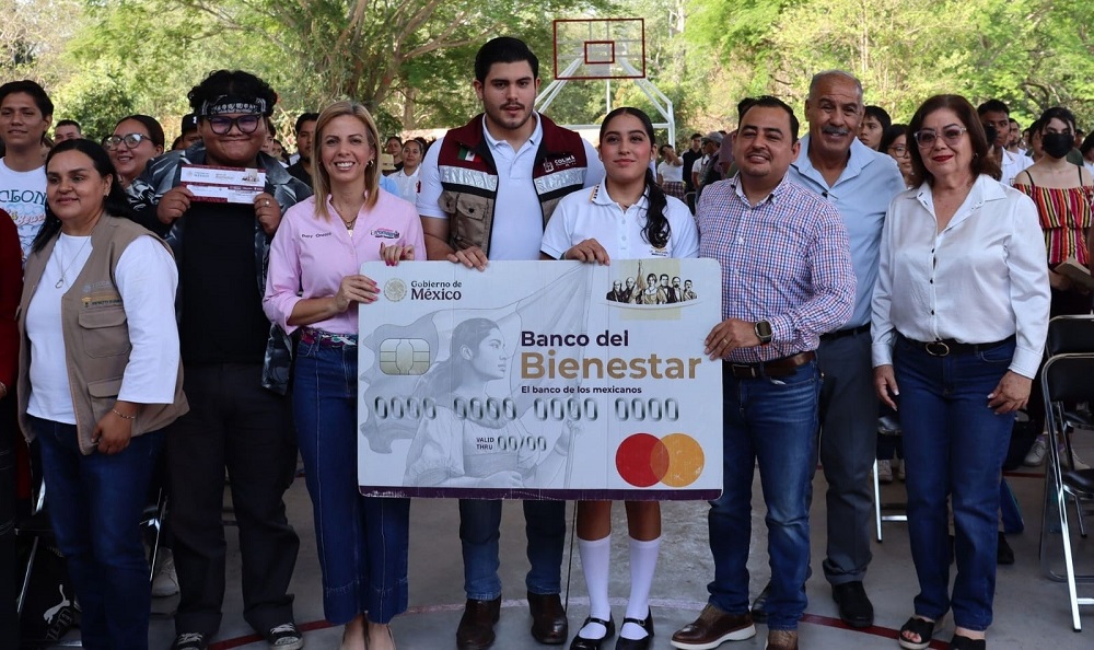 En Colima, reciben 306 estudiantes tarjetas de la Beca ‘Jóvenes Escribiendo el Futuro’