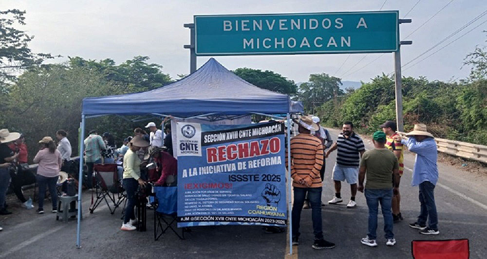 Toma CNTE el puente de Coahuayana, para exigir atiendan sus demandas