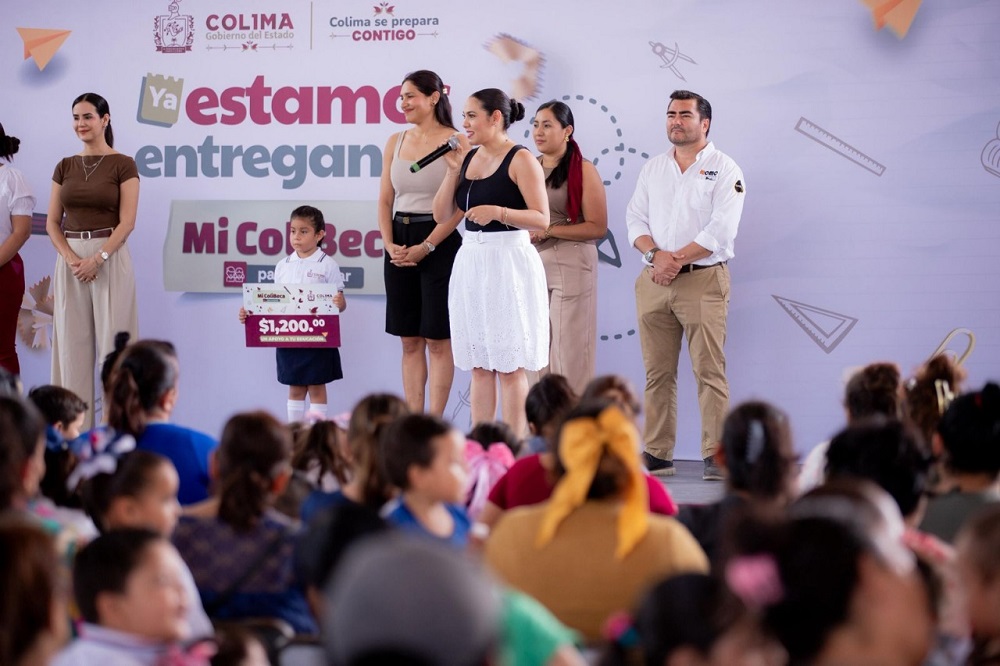 Gobernadora sigue entregando Mi ColiBeca para Empezar en Manzanillo; este miércoles la reciben más de 3 mil estudiantes