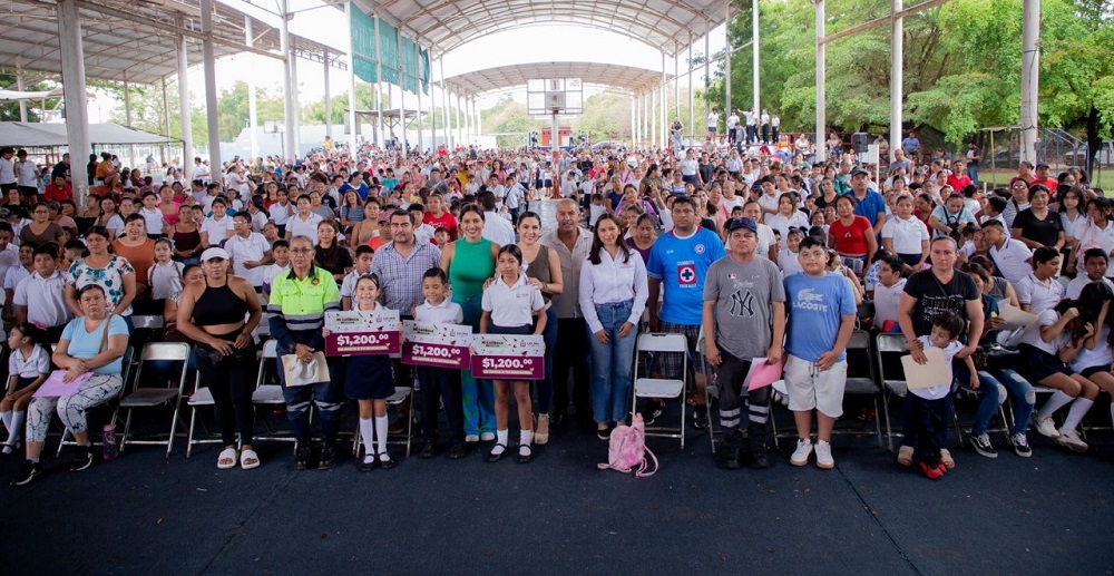 Por tercer día consecutivo, Indira Vizcaíno entrega Mi ColiBeca para Empezar en Manzanillo; hoy la reciben más de 3 mil100 estudiantes