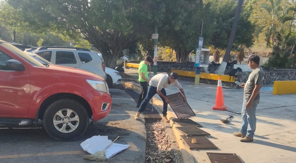 Ayuntamiento de Colima realiza limpieza de alcantarillas sobre Av. 20 de noviembre para prevenir afectaciones durante el temporal de lluvias