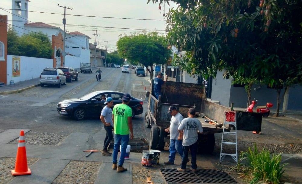 El Ayuntamiento de Colima refuerza labores de limpieza y desazolve de alcantarillas en la colonia Guadalajarita