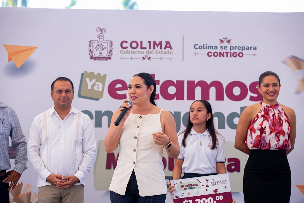 Gobierno de Colima termina entrega de Mi ColiBeca para Empezar en Tecomán; este martes la reciben más de 3,400 estudiantes