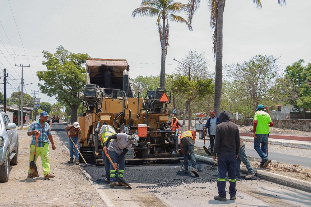 Gobierno del Estado culmina pavimentación de Calzada Aguilar en Coquimatlán; se trabaja para fortalecer la seguridad vial