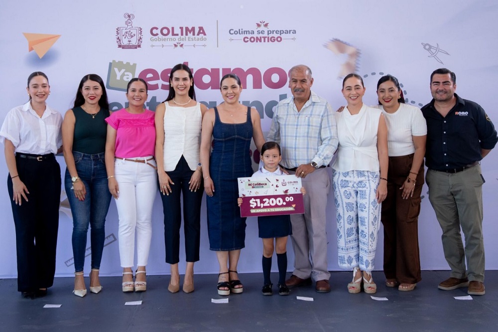Indira Vizcaíno entrega Mi ColiBeca para Empezar a más de 3 mil 150 mil estudiantes de preescolares y primarias públicas de Manzanillo