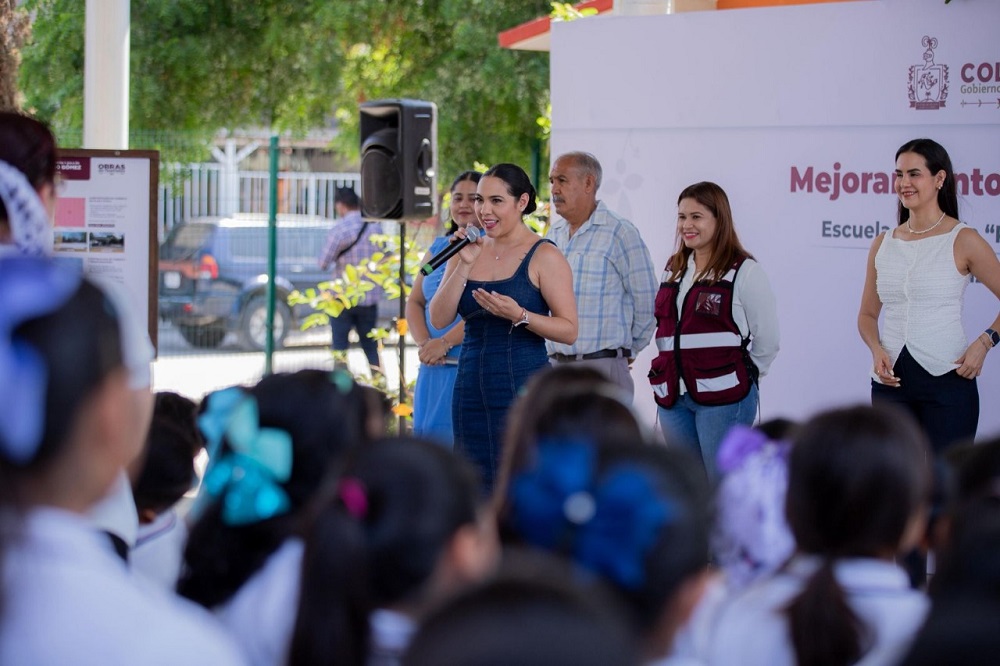 Indira Vizcaíno entrega obras de mejora en primaria ‘Rosa Lorenzano’ de Manzanillo