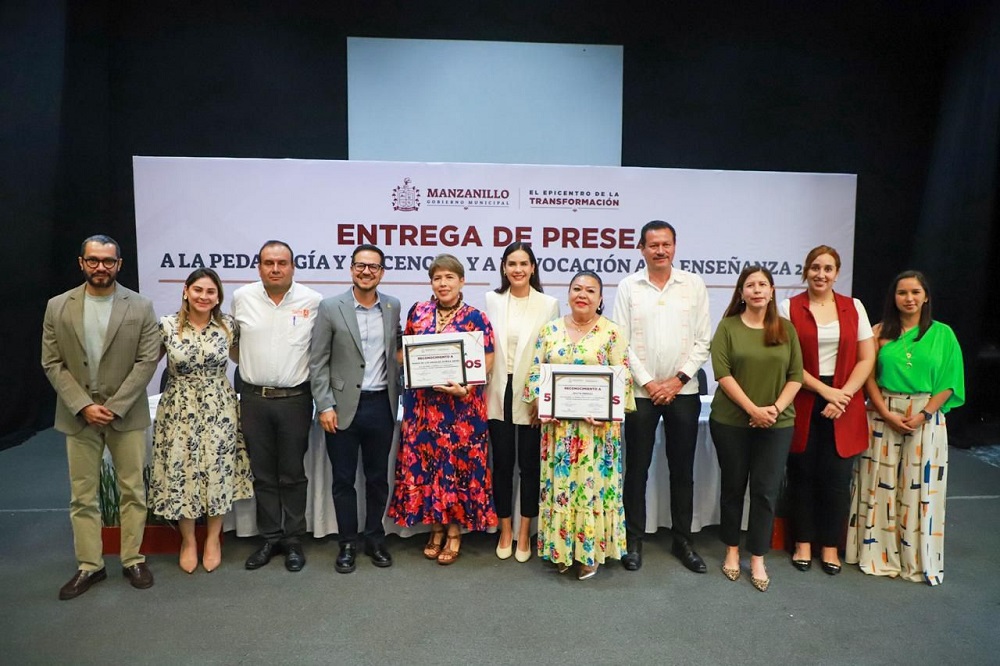 Rosi Bayardo entrega preseas a maestras destacadas de Manzanillo