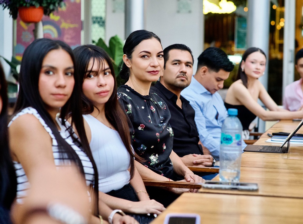 Mely Romero da seguimiento a propuestas de jóvenes, participantes del Parlamento Universitario 2025