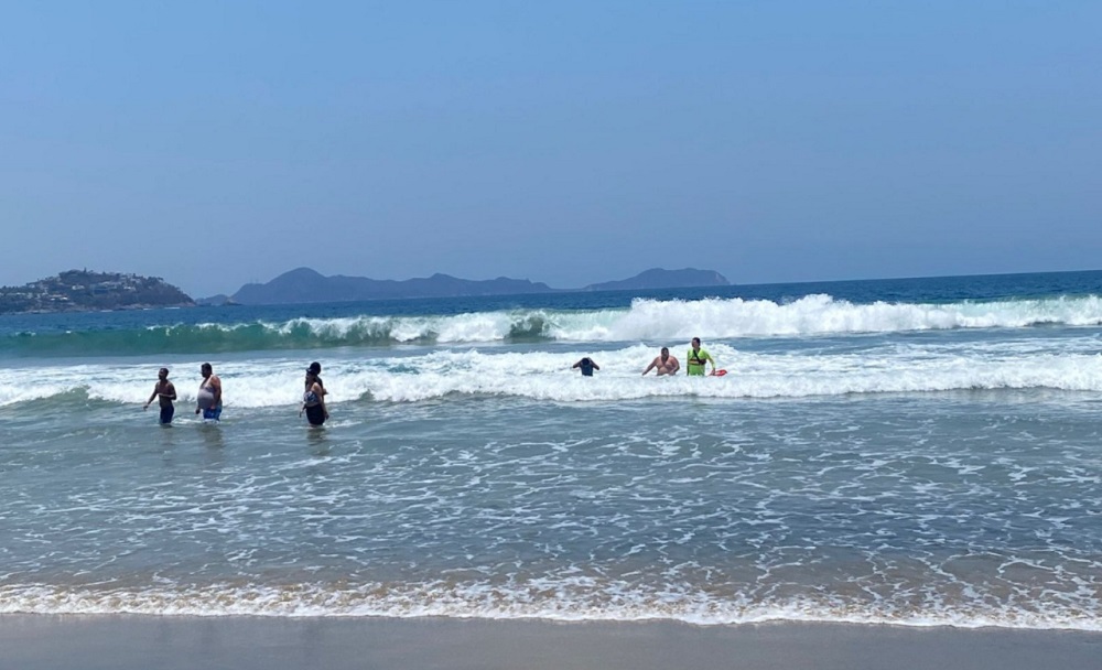Guardavidas de UEPC auxilian a 4 turistas en riesgo de ahogamiento, en Manzanillo